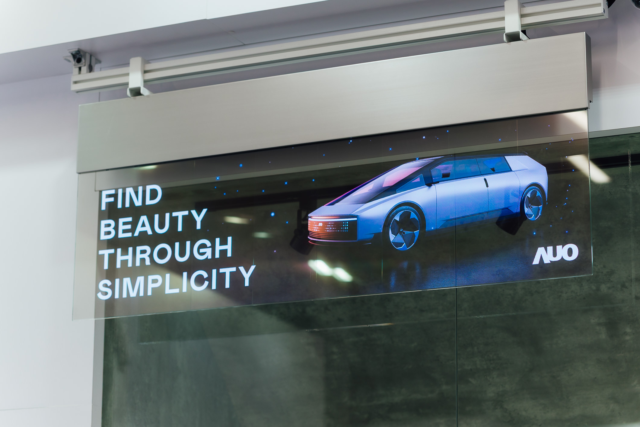 �߂������͸���е�54��͸��Micro LED�ǻۏV���ƣ��ɟo��ƴ�Ӳ�ͬ�ߴ磬�I�����߿Ƽ����c���W(xu��)�ĳ���ʽ�Շ����m������Ş����չ�ݿ��g�ȶ�Ԫ������