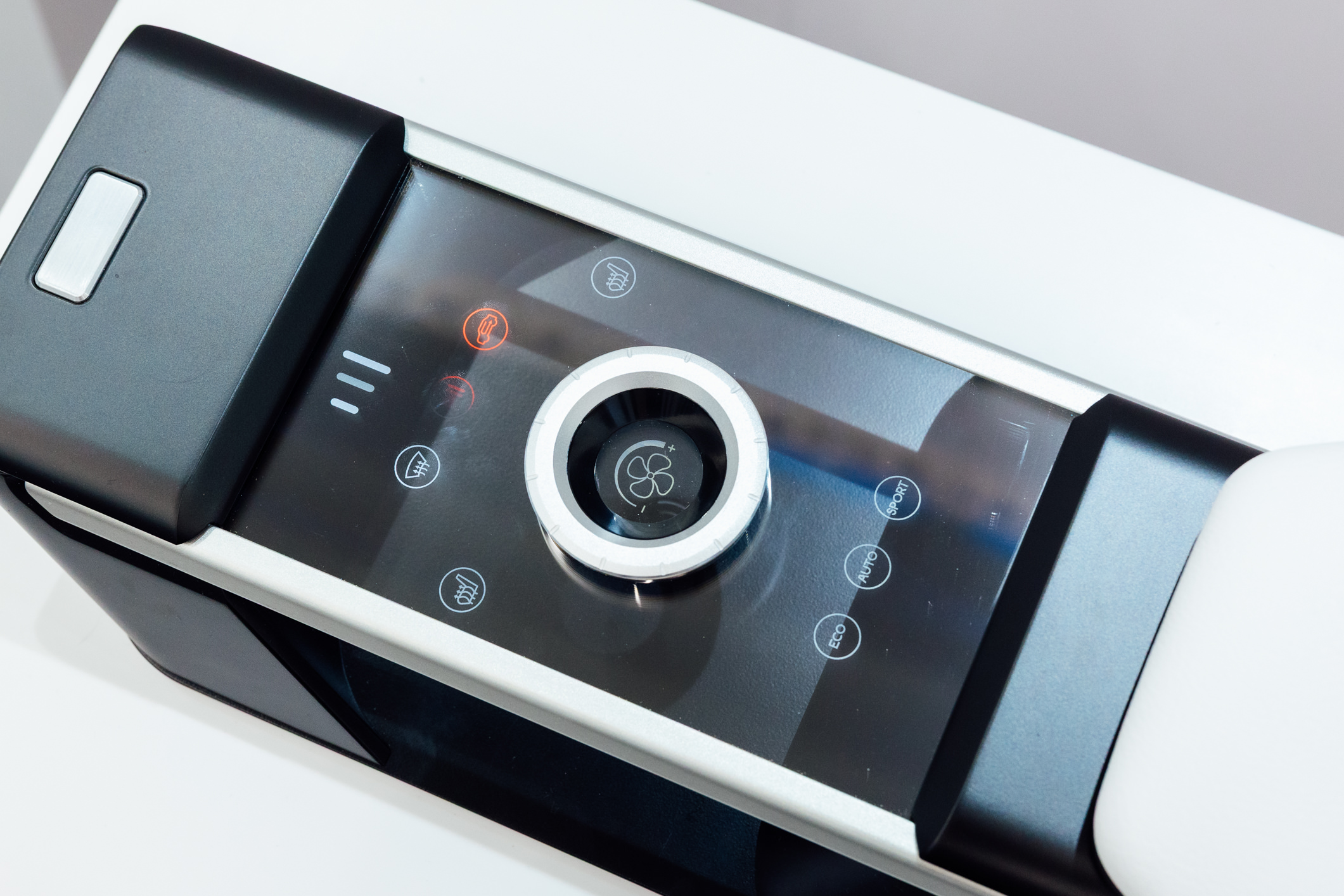 �ԘO���O(sh��)Ӌ(j��)�����CrystalSense Console����������օ^(q��)���턓(chu��ng)��ͻ�ƣ��������[���ں��s�����^�У������ÑҸ�ʽ���o���䲣������c����(d��ng)�|�X��?�����|�E���|݅���ֹ���r������ṩֱ�������h(yu��n)���Ļ������?��